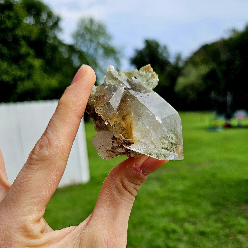 Quartz with Brookite and Actinolite Inclusions